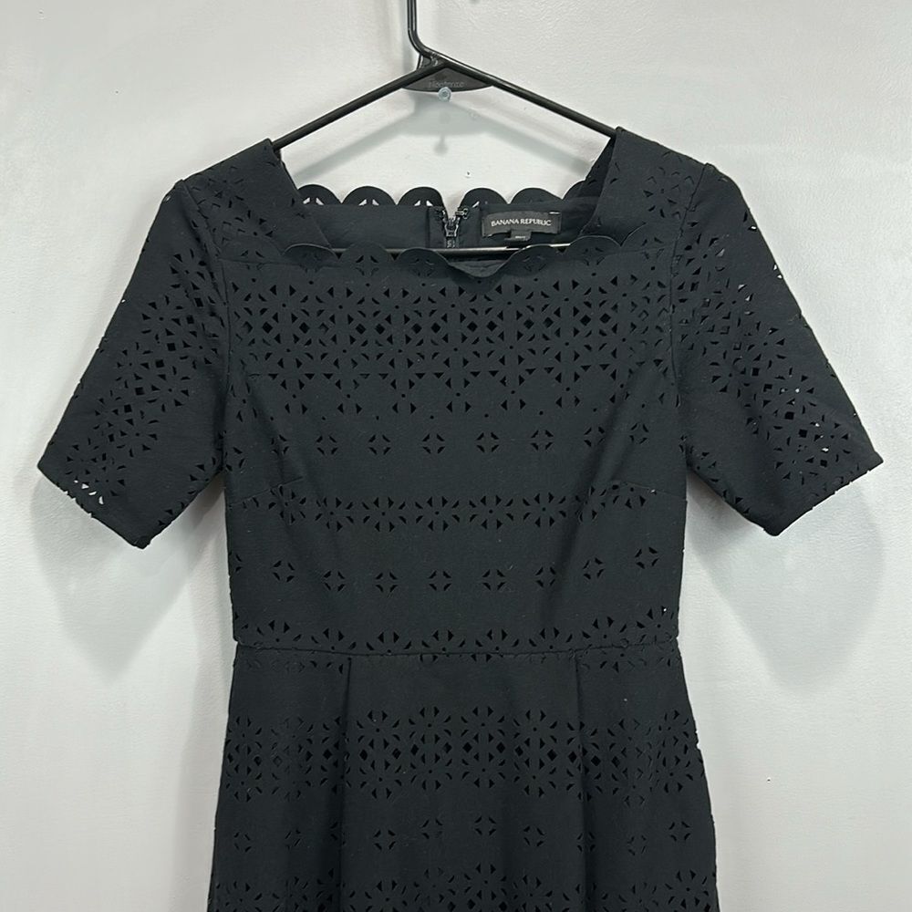 BANANA REPUBLIC LASER CUT FIT & FLARE DRESS - Picture 3 of 9